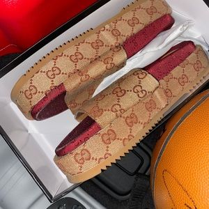 Women’s Gucci flip flops w/box